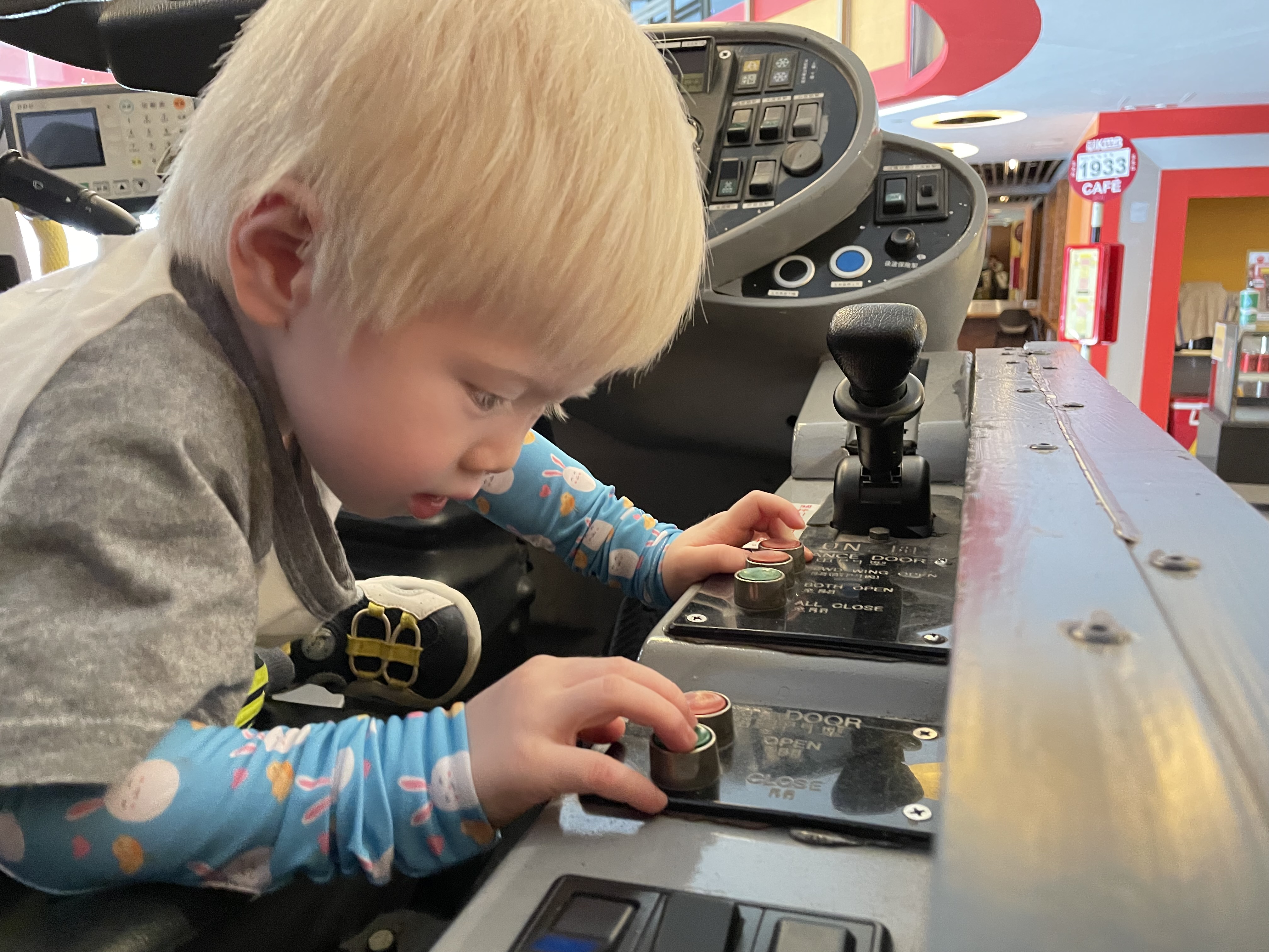 幾位巴士迷的小朋友除了向導賞員了解巴士的進化史,更為能近距離觀賞不同型號之古董巴士而著迷