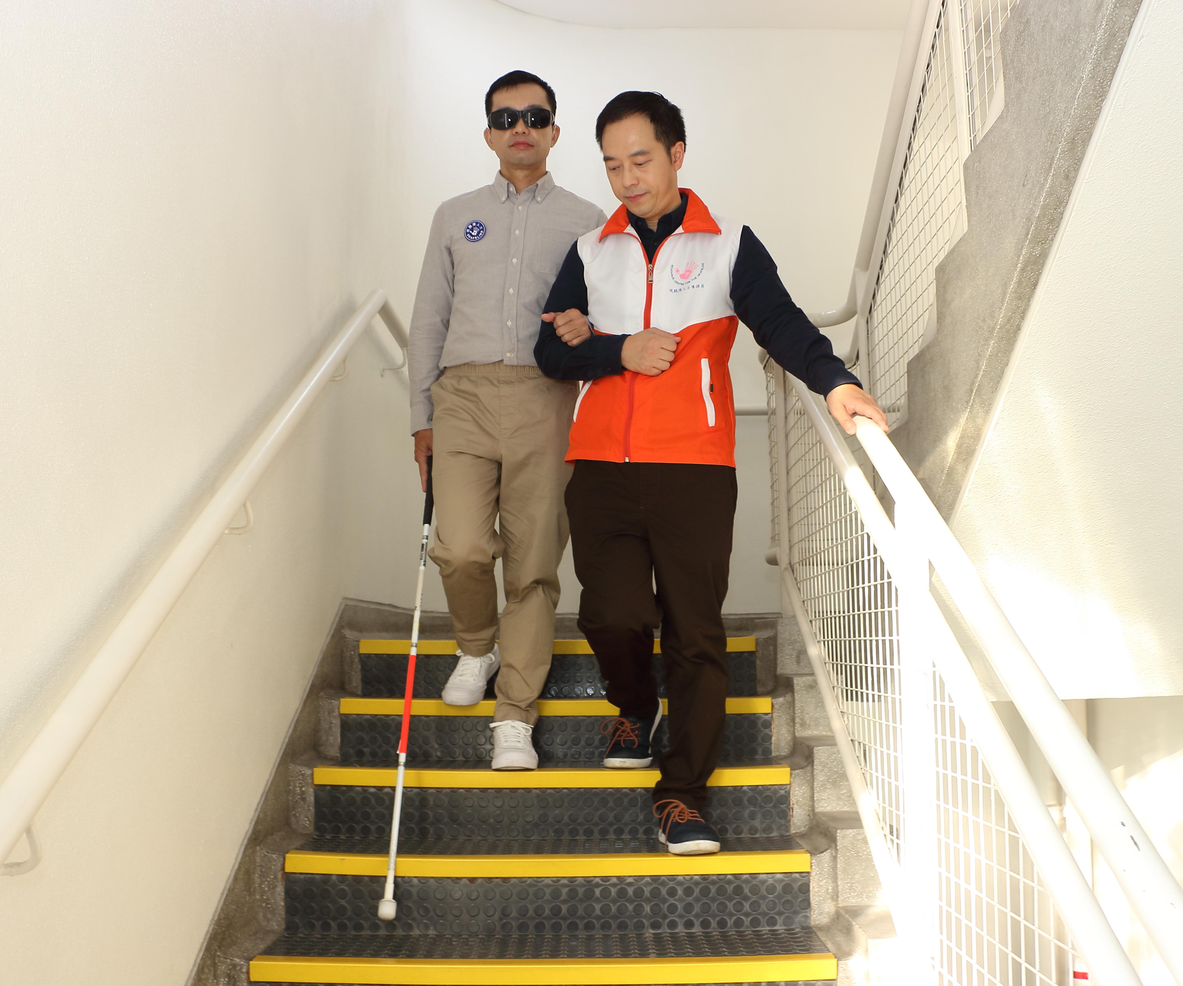 Communicator guides use Orientation and Mobility (O&M) and Sight Guide Technique to escort deafblind throughout the community.