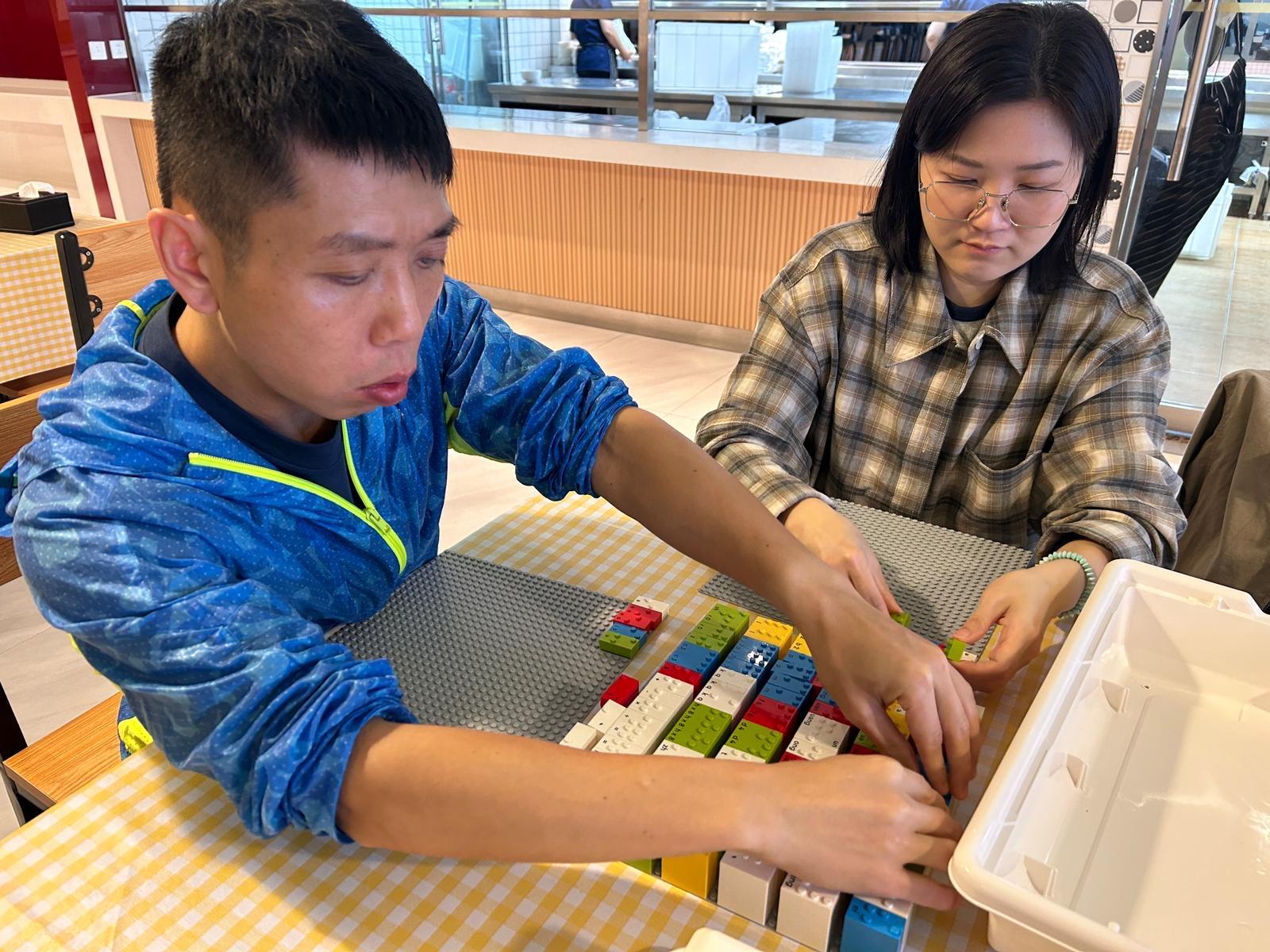 共有九位全職同事參與,包括四名視障同工。課程內容涵蓋盲文歷史、語法、教材編輯、盲文校對及教學技巧等。